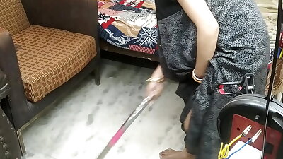 नौकरानी की चुत मारी ₹5000 में हिंदी आवाज में