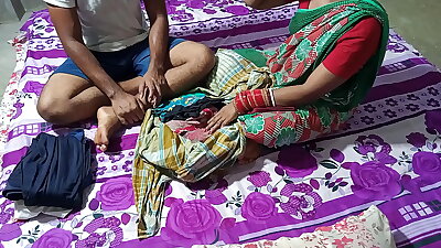 कपड़े बेचने वाले गरीब लड़की को पैसे का लालच देकर चोदा &excl;  साफ हिंदी आवाज में